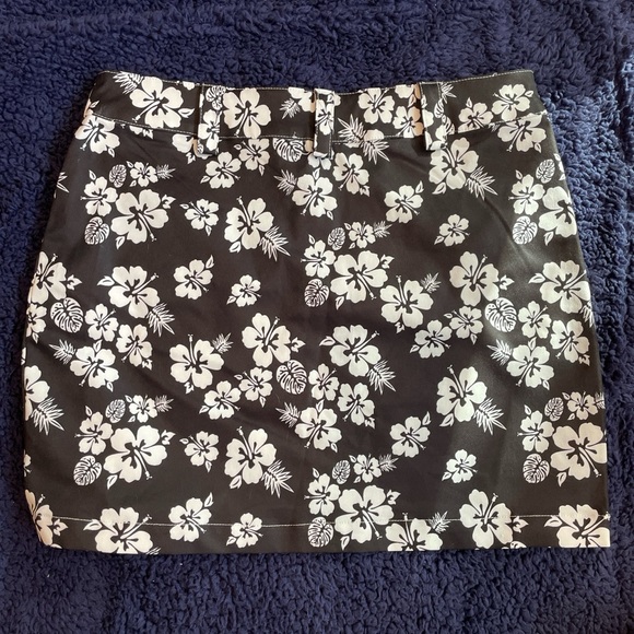 Delia’s Mini-skirt - Picture 2 of 4